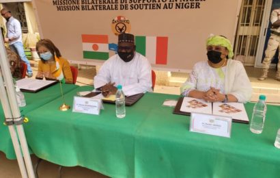Le ministre de la Santé Publique, de la Population et des Affaires Sociales, docteur Idi Illiassou Mainassara et l’Ambassadeur d’Italie au Niger, Son Excellence Emila Gatto ont procédé, le 10 mars 2022, à la réception d’un don de matériel et des insecticides pour renforcer la lutte contre le paludisme Le ministre de la Santé Publique, de la Population et des Affaires Sociales, docteur Idi Illiassou Mainassara et l’Ambassadeur d’Italie au Niger, Son Excellence Emila Gatto ont procédé, le 10 mars 2022, à la réception d’un don de matériel et des insecticides pour renforcer la lutte contre le paludisme
