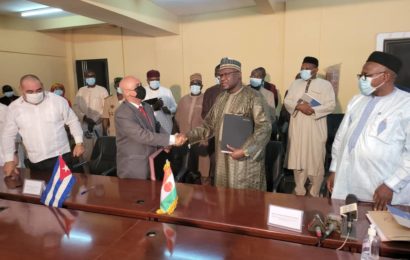 Signature d’un protocole de partenariat entre la République du Niger et la République de Cuba, ce jour 2 mars 2022, à Niamey. Signature d’un protocole de partenariat entre la République du Niger et la République de Cuba, ce jour 2 mars 2022, à Niamey.