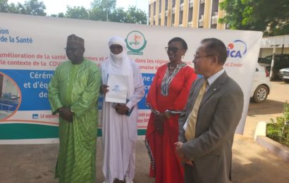 Le mercredi 14 septembre 2022, le Ministre de la Santé Publique de la Population et des Affaires Sociales Dr Illiassou Idi Mainassara a réceptionné un don d’une ambulance et des équipements médicaux pour le Centre de Santé de Afoda Mata, District Sanitaire de Falmey, région de Dosso Le mercredi 14 septembre 2022, le Ministre de la Santé Publique de la Population et des Affaires Sociales Dr Illiassou Idi Mainassara a réceptionné un don d’une ambulance et des équipements médicaux pour le Centre de Santé de Afoda Mata, District Sanitaire de Falmey, région de Dosso