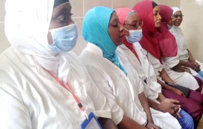 Une Formation des  infirmières sur les Machines Surdial X et les anciennes 55 plus du Service de Nephrologie- Hemodialyse et des agents de Maintenance a débuté ce matin lundi 13 Mars 2023 à l’Hôpital National Amirou Boubacar Diallo.