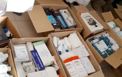 Don des produits pharmaceutiques et équipements mis à la disposition de l’HNZ, offert par ONG italienne “Mourna”