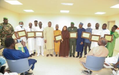Titre: remise des témoignages de satisfaction aux agents de l’ hôpital National de Référence de Maradi.