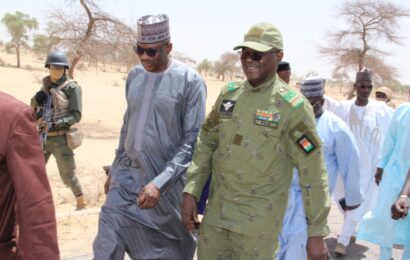 Accueil réservé au médecin Colonel Major Garba Hakim, Ministre de la Santé Publique, de la Population et des Affaires Sociales à Diffa, ce 24 mars 2024 Accueil réservé au médecin Colonel Major Garba Hakim, Ministre de la Santé Publique, de la Population et des Affaires Sociales à Diffa, ce 24 mars 2024